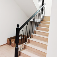 Barrières de balcon modernes en métal noir massif, de conception nouvelle, et rampes d'escalier intérieures en fer forgé, adaptées aux appartements.
