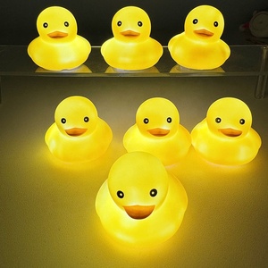 Kleine gelbe Ente mit Lichtern, individuelle Gummi-Ente, Baby-Badespielzeug mit Musterdesigns, geformtes bedrucktes Badewannenspielzeug für Kinder - Product Image 3