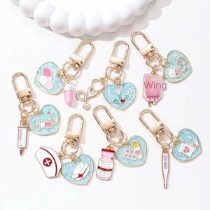 Porte-clés en forme de flacon de médicament en forme de cœur de dessin animé, série hôpital, pendentif mignon, cadeau idéal pour les médecins et les infirmières, bijoux faits à la main - Product Image 1