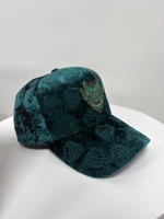 Casquette de camionneur en velours vert teal avec strass verts et motif visage de démon pour hommes – Édition US & Mexique