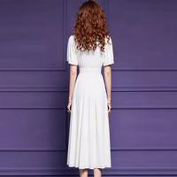 Robe blanche en satin à imprimé floral, style unique et tendance pour l'été, coupe ajustée, col en V, manches courtes, FMY63889