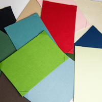 Cartes d'invitation de mariage luxueuses, chics et romantiques en lin gris clair avec pochette en lin ivoire et couverture rigide