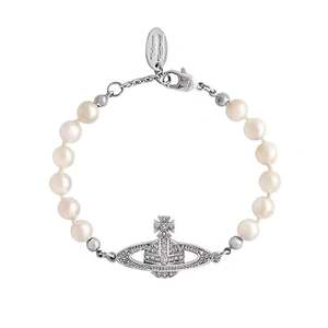[Live-Docking] Western Queen Mother Shanwei Imitationsperlen-Armband mit Galvanisierung für Damen, Kreuz-Saturn-Design, Fabrik-Großhandel - Product Image 5