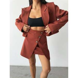 ชุดเซ็ตเสื้อครอปแจ็คเก็ตสีเทอร์ราคอตต้า 2 ชิ้น และกระโปรงติดกระดุมเหนือเข่า ทรงหลวม สไตล์ลำลอง ขาบาน - Product Image 4