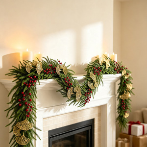 Guirnalda navideña Yan Ju de pino Norfolk con agujas doradas, bayas rojas e iluminación, camino de mesa para decoración navideña - Product Image 3