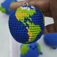 Vente en gros : Amigurumi Terre au crochet fait main, Cadeau Fête de la Terre, Peluche Sauvez la planète, Décoration de bureau énergie positive, Porte-clés globe