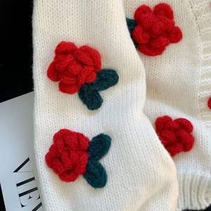 Hiver Rétro Personnalisé Standard Rose Rose Dames Cadeau Décontracté Logo Floral Devant <span class=keywords><strong>Court</strong></span> Tricoté Femmes Cardigan <span class=keywords><strong>Pull</strong></span> - Product Image 4