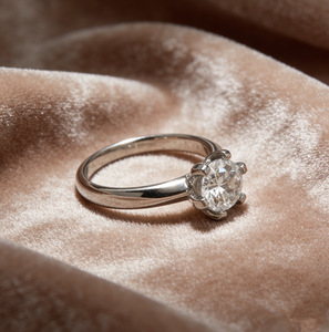 Anello monolitico a quattro griffe, gioiello da donna dal design minimalista per l'uso quotidiano - Product Image 5