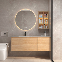 Meuble-lavabo George personnalisé en MDF laqué avec grand évier, panneau cannelé, plateau en marbre naturel et miroir intelligent LED pour salle de bain