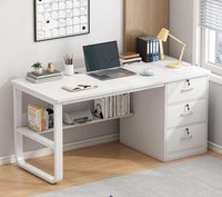 Élégant bureau d'ordinateur d'étudiant de table d'étude de ménage simple avec l'étagère et les armoires pour l'étude à la maison