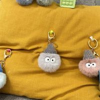 Vente en gros de porte-clés à pompons, poupée en peluche mignonne, boule en peluche de fourrure douce, jouets en peluche de dessin animé, porte-clés pompon de voiture avec yeux pour pendentif de sac