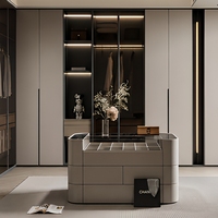 Armoire autoportante de luxe en bois massif couleur crème avec éclairage LED, design moderne pour projet de dressing haut de gamme