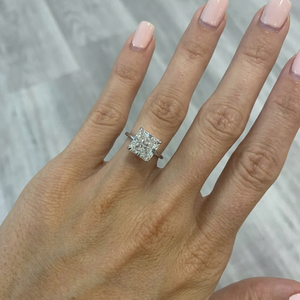 Anillo de Compromiso Premium con Diamante Radiante de 3 Quilates en Oro Rosa con Piedras Laterales, Joyería Clásica para Mujer - Product Image 1