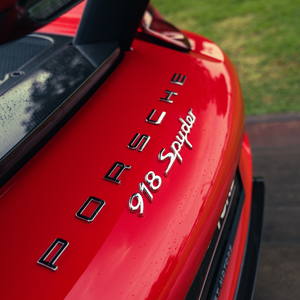 Vinilo para Envolver Autos de Lujo ESIGN WET GLOSS TORONTO RED PVC, Cambia de Color, Antiarañazos, Autoadhesivo, 90% de Protección UV, 70% de Protección IR - Product Image 2