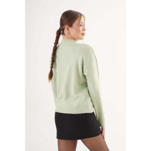 Suéter de Punto Verde Menta con Cuello Alto para Mujer, Manga Larga, Minimalista, Antipilling, Calibre 14 GG - Product Image 1