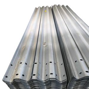 Barrière <span class=keywords><strong>de</strong></span> sécurité en acier galvanisé en forme <span class=keywords><strong>de</strong></span> W, équipement <span class=keywords><strong>de</strong></span> circulation routière pour les routes et les zones <span class=keywords><strong>de</strong></span> stationnement aux Philippines - Product Image 3