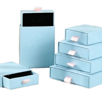 Boîte à bijoux en carton carrée avec logo personnalisé en relief, avec un élégant tiroir coulissant et une insert en mousse de velours pour bagues et colliers