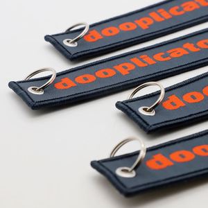 Porte-clés en tissu personnalisé brodé style streetwear pour la marque de vêtements, porte-clés tissé personnalisé avec logo, étiquette jet tag - Product Image 2