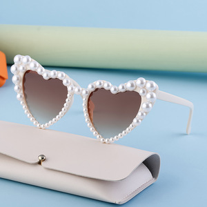 Gafas de sol con forma de corazón de estilo europeo para mujer, montura rosa perlada, lentes de PC UV400, gafas de moda para fiesta y baile - Product Image 3