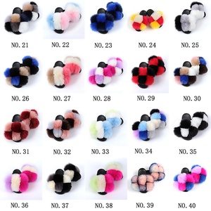 Pantoufles en fourrure de renard pelucheux pour femmes, sandales en fourrure de raton laveur colorées avec pompon, vente en gros - Product Image 2