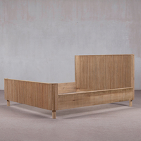 Cadre de lit en bois massif texturé naturel style bohème avec rainures verticales, décoratif, pour chambre principale ou chambre d'amis
