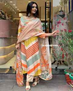 Conjunto de traje de Chinon de ropa india y paquistaní de suministro directo de fábrica con pantalón Kurti y Dupatta disponible para venta de exportación - Product Image 2