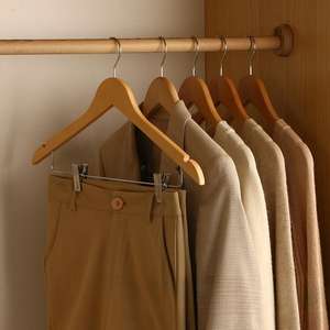 Cintres <span class=keywords><strong>en</strong></span> <span class=keywords><strong>bois</strong></span> <span class=keywords><strong>de</strong></span> qualité supérieure avec clip métallique durable, cintres pour jupes, pantalons, jeans, <span class=keywords><strong>sous</strong></span>-vêtements, culottes, manteaux, costumes, chemises, pyjamas - Product Image 1
