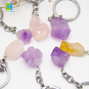 Llavero de moda con mosquetón de acero inoxidable y cristal de cuarzo natural, con piedra preciosa irregular en bruto envuelta en alambre, ligero, para mujer, con propiedades curativas - Product Image 4