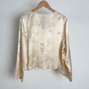 フレンチスタイルのサテン桑シルクジャケット女性用長袖Vネックトップレトロなナショナルスタイルオフィスウェア - Product Image 2