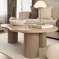 Grande table basse incurvée en bois foncé de forme organique à trois pieds cylindriques, style Wabi-Sabi moderne pour salon