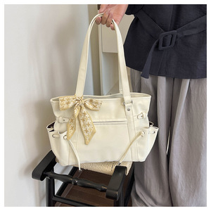 Sac à bandoulière chic avec accent en soie, grande capacité, minimaliste, décontracté, élégant, polyvalent et parfait pour les sorties - Product Image 3