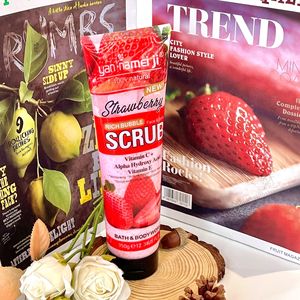 Gommage à la fraise le plus vendu pour un nettoyage en profondeur, une exfoliation, une hydratation et l'élimination des peaux rugueuses. 350g. - Product Image 4