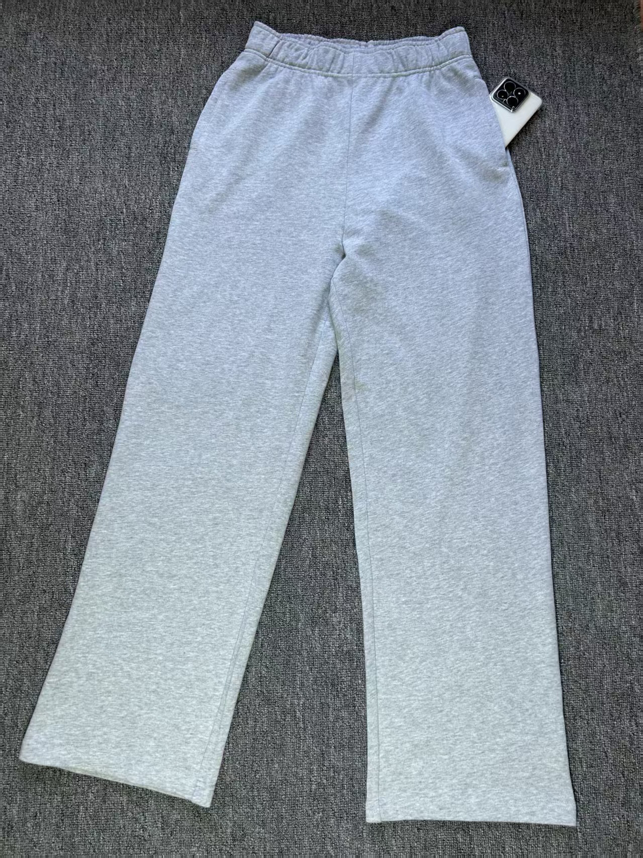 pantaloni grigi