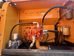 Excavatrice Hyundai 300LC d'occasion, 30 tonnes, 32T, moteur Cummins, marteau prêt pour la démolition urbaine et le défonçage des fondations - Product Image 5