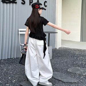 Completi di Abbigliamento per Ragazze Estate 2026: Maglietta Nera a Maniche Corte con Stampa Lettering + Pantaloni Bianchi Larghi, Set 2 Pezzi - Product Image 4