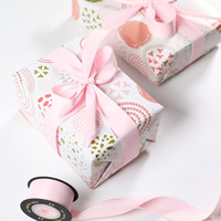 Papier d'emballage artistique rose doux personnalisable avec impression dorée métallisée pour les emballages cadeaux de la Saint-Valentin, d'anniversaire et de fêtes