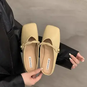 Stokta 2024 yeni sıcak satış kişiselleştirilmiş Trendy kadın sandalet düz alt Baotou yarım terlik rahat moda sandalet