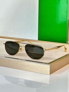 Lunettes de soleil classiques 2026 tendance pour la plage et l'extérieur, protection UV400, monture en titane, vente en gros de luxe pour les voyages et les vacances - Product Image 4