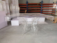 Fabrikgroßhandel Gespenst Hochzeitsmöbel runder Schmetterlingstisch klarer Acryl-Esstisch für Veranstaltungen