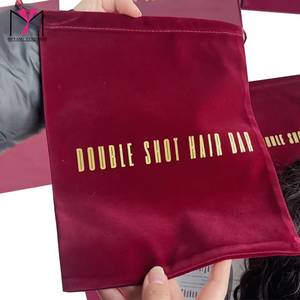 Set de Bolsas para Cabello Personalizables con Logotipo, en Terciopelo Rojo Suave, con Cinta y Etiqueta - Product Image 5