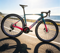 Vélo de course sur route aérodynamique en fibre de carbone léger, prêt à être expédié, 24 vitesses, système de changement de vitesse mécanique, freins à disque hydrauliques