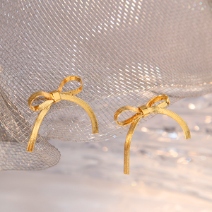 ต่างหู316L รูปโบว์ชุบเงินทำจา<span class=keywords><strong>ก</strong></span>สแตนเลสสตีล PVD สีทองหรูหราน้ำหนักเบาของ Chris April - Product Image 5