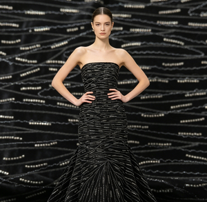 Tissu en <span class=keywords><strong>velours</strong></span> <span class=keywords><strong>noir</strong></span> de poids moyen, brodé de perles tubulaires, tissu texturé amincissant pour robe moulante à manches courtes pour femme - Product Image 6