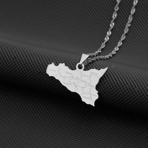 HY Nuova Collana con Ciondolo a Mappa della Sicilia in Acciaio Inossidabile Placcato Oro con <span class=keywords><strong>Design</strong></span> a Lettere Diamantate, Gioielli alla Moda per Donne - Product Image 3