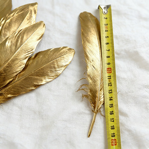 Venta barata 14-20 cm Patrón teñido en aerosol de plumas de ganso doradas y plateadas para decoración de sombreros de plumas DIY - Product Image 3
