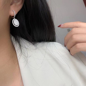 Orecchini pendenti ovali da donna tono argento, eleganti accessori per abiti da giorno e da festa - Product Image 3