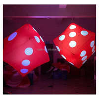 Décoration de plafond en forme de cube de dés gonflable personnalisé avec lumière LED rouge, alimenté par prise, en tissu Oxford, installation facile, style années 90