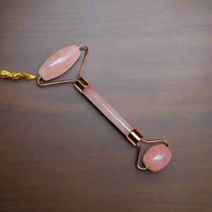 Rouleau facial en quartz rose avec deux têtes de massage - Product Image 2