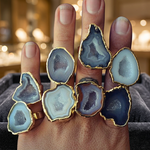 Anillo de Plata de Ley 925 Chapado en Oro con Gema Druzy Blanca Natural Genuina, Diseño Hecho a Mano, Engaste de Bisel, Corte Elegante Clásico - Product Image 2