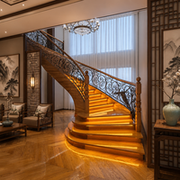 Escalier intérieur courbé en fer forgé avec balustrade, marches et contremarches en bois massif, design moderne pour villa et maison, décoration intérieure, main courante, conception d'escalier